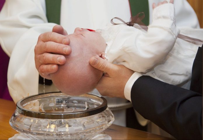 Svećenik 26 godina pogrešno krstio tisuće ljudi: Mnogi će se ponovno krstiti