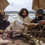 Isus pristupi, uze kruh i dade im, a tako i ribu