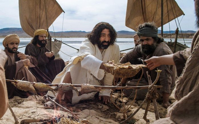 Isus pristupi, uze kruh i dade im, a tako i ribu