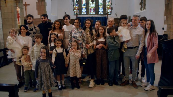 Upoznajte najveću obitelj u Velikoj Britaniji: Imaju 22 vlastite djece