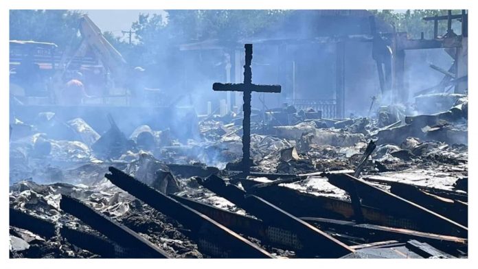 Crkva izgorjela do temelja križ