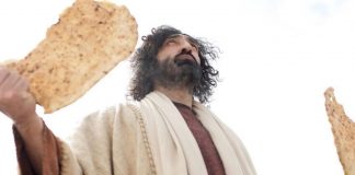 Pogleda na nebo, izreče blagoslov i dade kruhove učenicima, a učenici mnoštvu