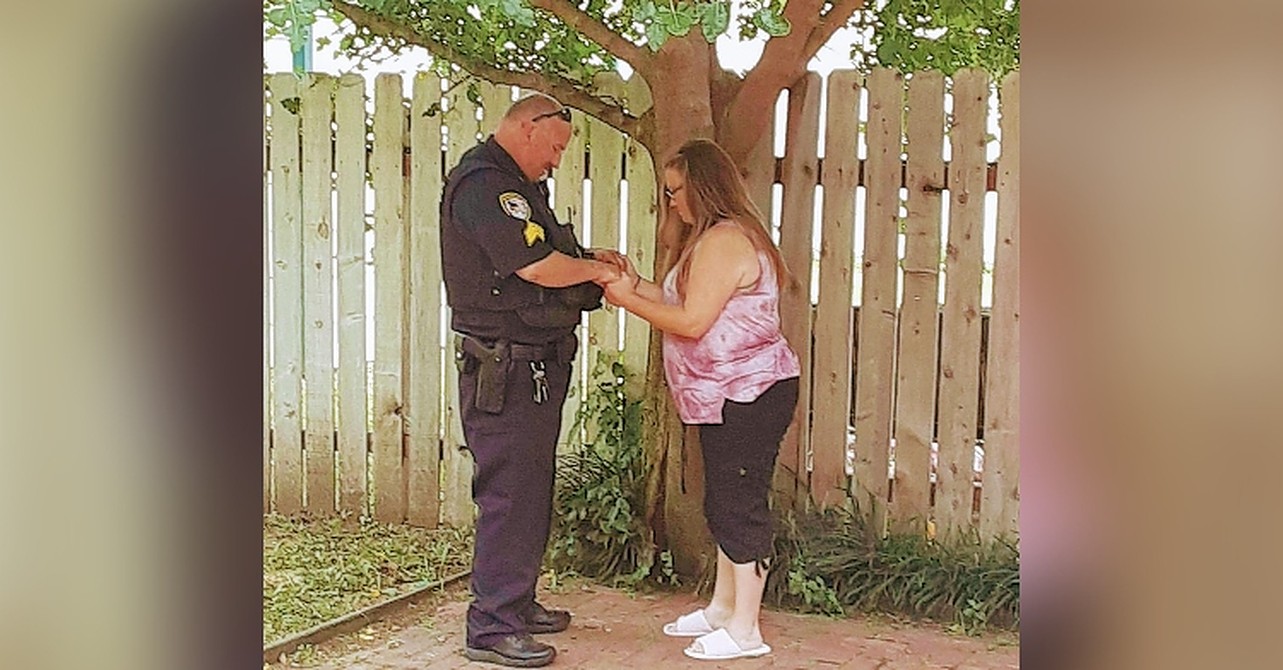 Nešto nesvakidašnje: Žena se moli s policajcem koji ju je uhitio prije mnogo godina