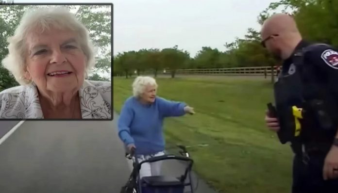 Policajac zaustavio stariju ženu na ulici