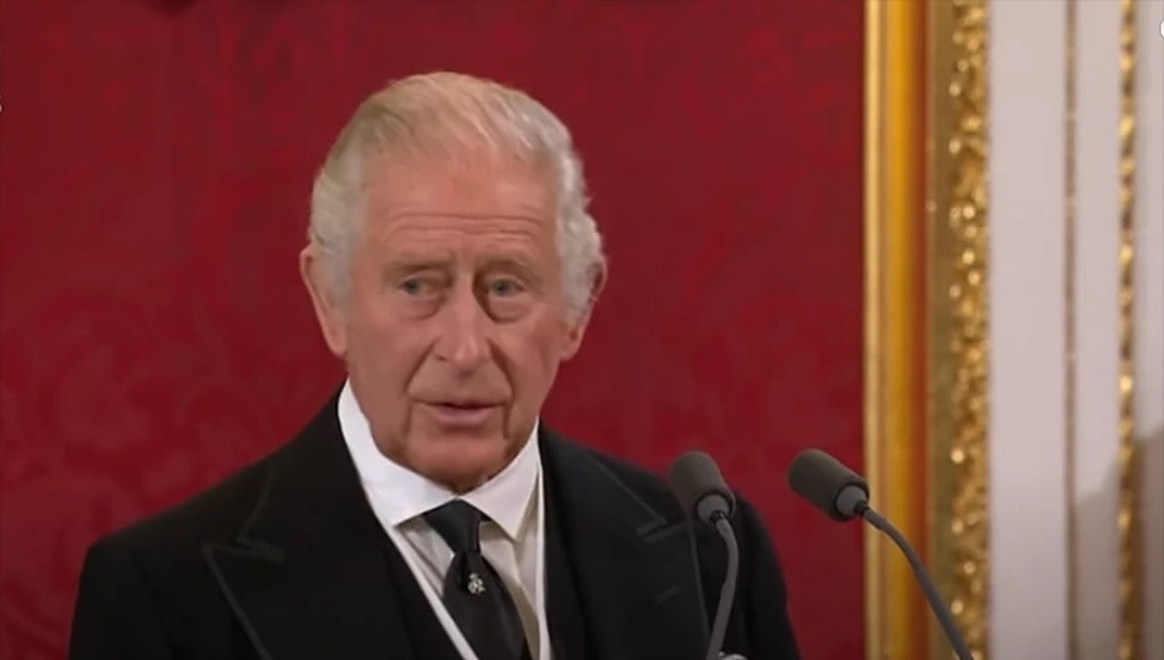 Charles III. proglašen kraljem: 