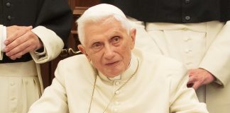 Bivši papa Benedikt XVI preminuo