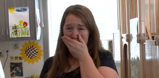 Samohrana majka zaplakala kada je dobila poklon za Božić