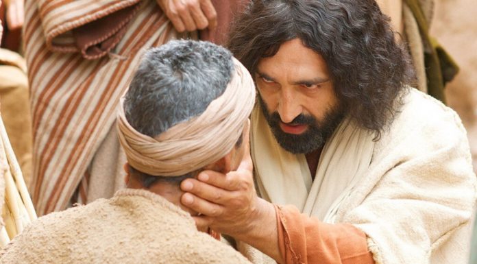 Dva slijepca vjerujući u Gospodina ozdravljaju