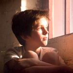 Dječak u sirotištu sklopio ruke i podigao oči u molitvi, a ono što je Bog učinio će vas oduševiti Dječak sirotište