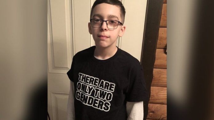 Obitelj tuži školu koja je njihovog sina poslala kući zbog natpisa na majici