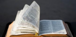 Biblija se vraća na police škola u Utahu nakon što je prošlog mjeseca zabranjena