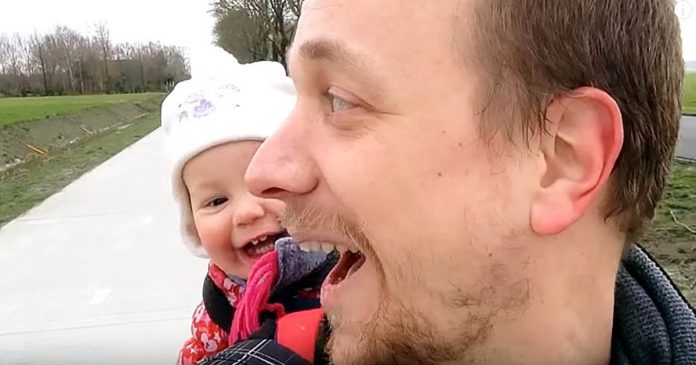 Otac želio beba kaže tata