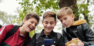 Jedan grad djeci zabranio korištenje pametnih telefona do srednje škole
