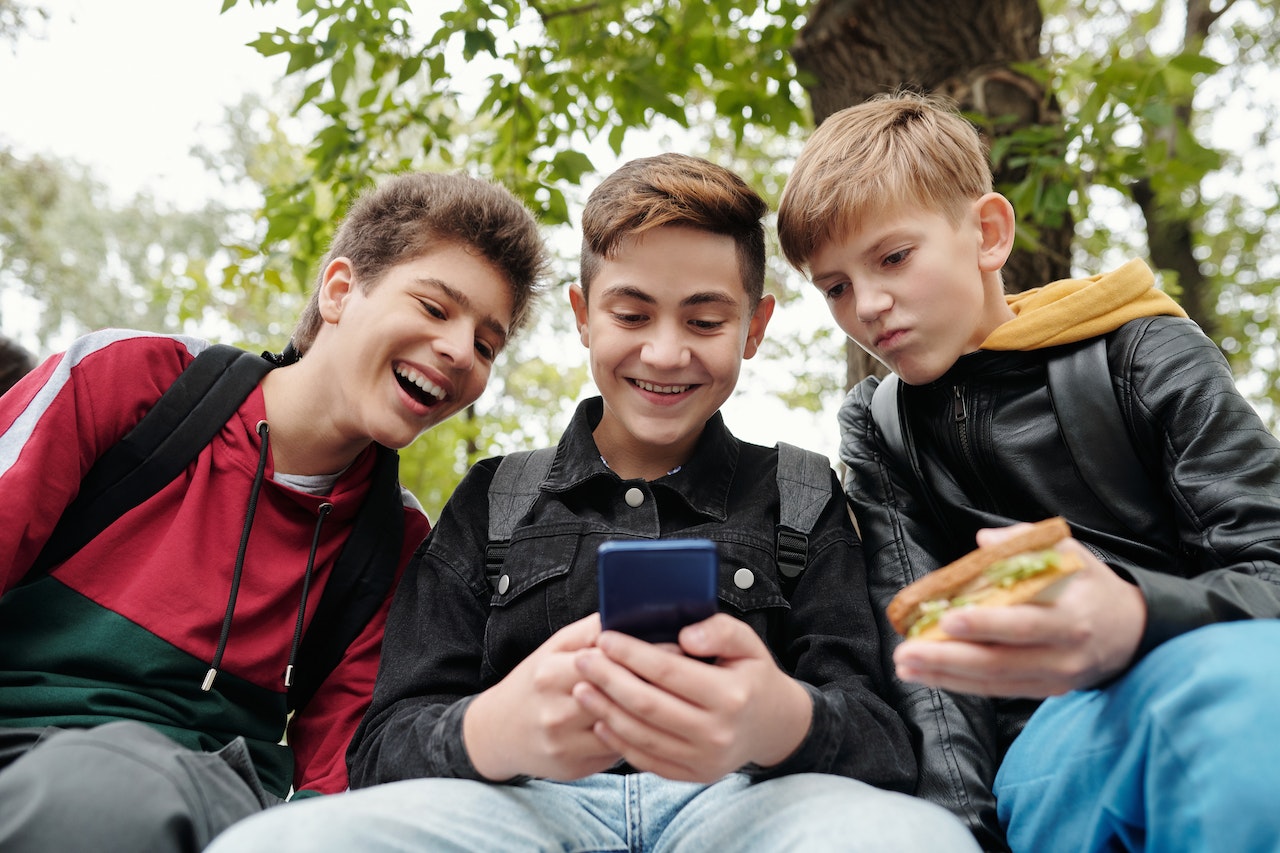 Jedan grad djeci zabranio korištenje pametnih telefona do srednje škole
