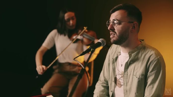 Mladi glazbenik Filip Panza objavio novu pjesmu koja osvjetljava zaboravljenu sliku Boga