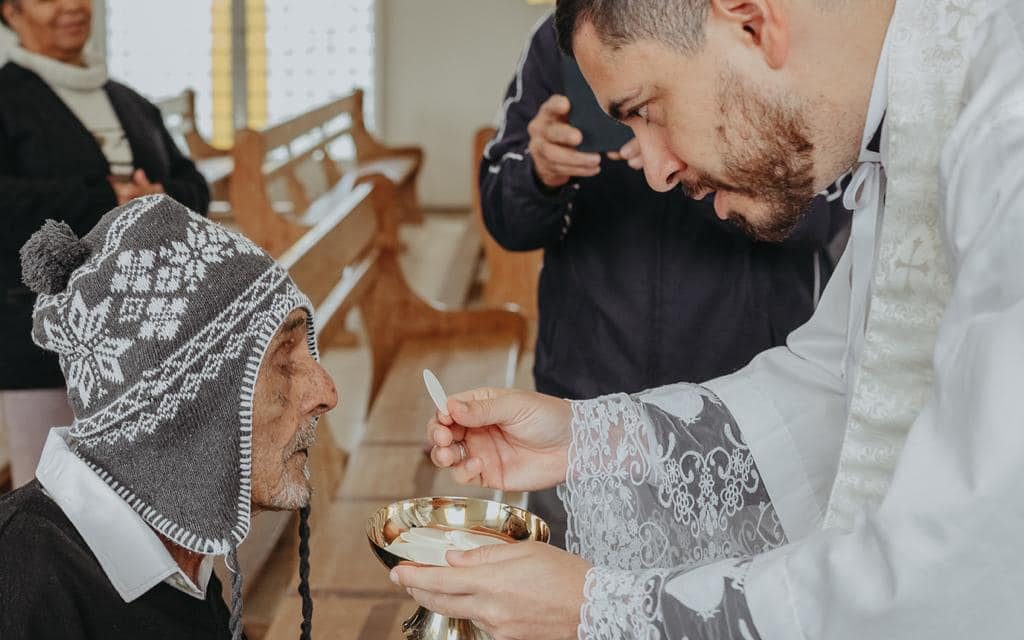 Starac prima krštenje, prvu pričest i krizmu na isti dan