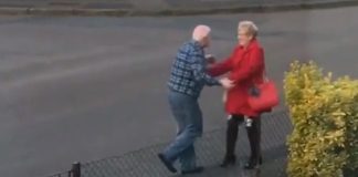 muž svaki dan dočekuje ženu
