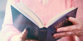 Centar za starije osobe zabranio proučavanje Biblije