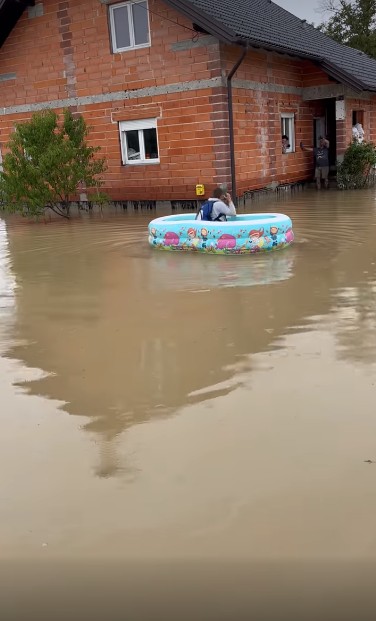 Čovjek u bazenu na napuhavanje