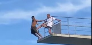 Spasilac gurnuo mladića s 10 metara visine u vodu