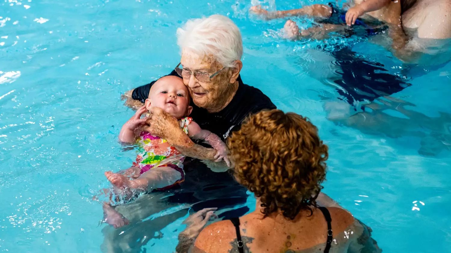 Ova nevjerojatna 102-godišnjakinja još uvijek drži satove plivanja