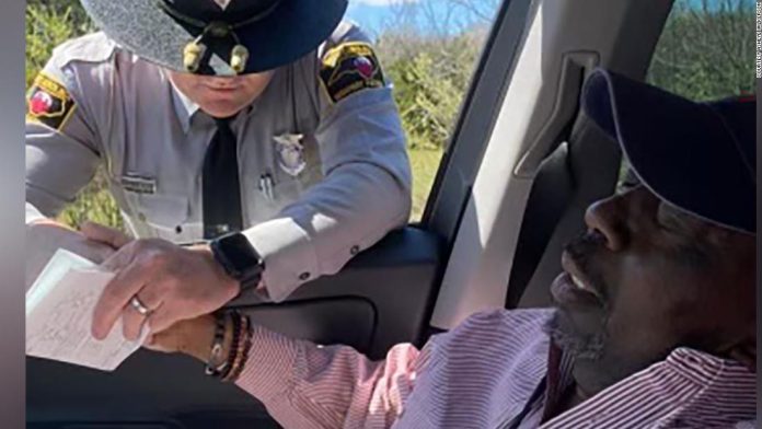 Policajac zaustavlja ženu zbog prebrze vožnje, ali kreće moliti kada sazna koga vozi