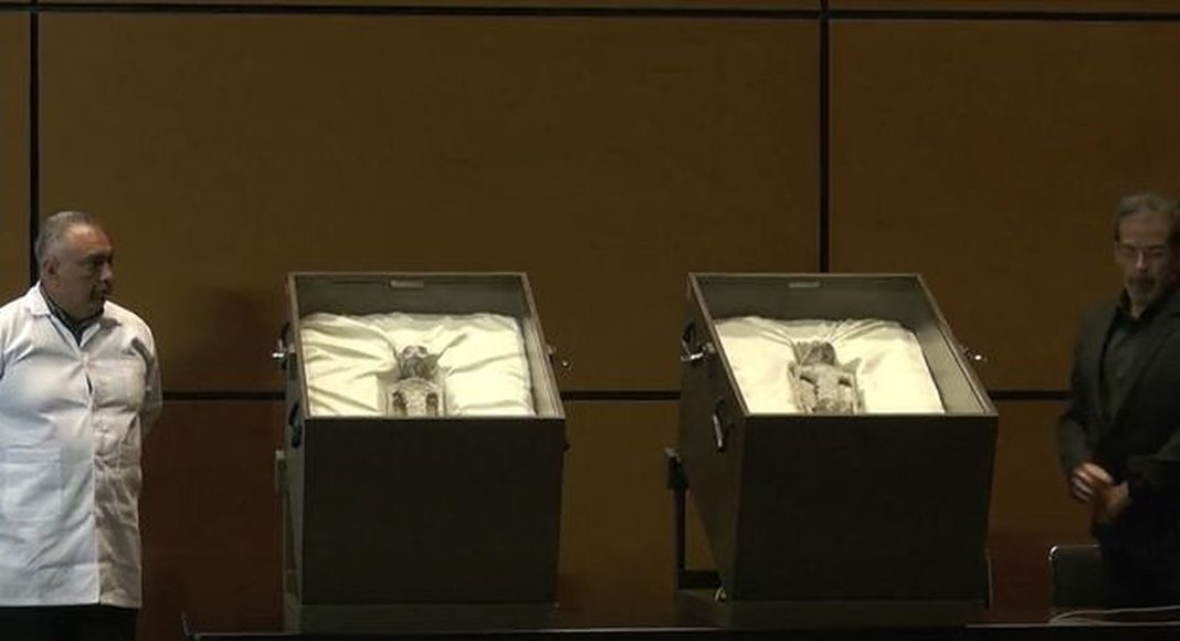 Novinar u meksičkom parlamentu pokazao tijela za koja tvrdi da su izvanzemaljci