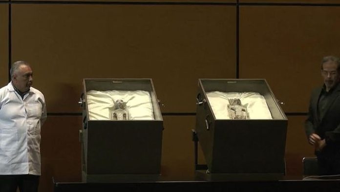 Novinar u meksičkom parlamentu pokazao tijela za koja tvrdi da su izvanzemaljci