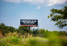 U Americi se pojavili jumbo plakati: “Božji plan uključuje pobačaj”