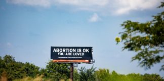 U Americi se pojavili jumbo plakati: “Božji plan uključuje pobačaj”