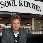 Pjevač Jon Bon Jovi otvorio tri restorana u kojima siromašni mogu besplatno jesti