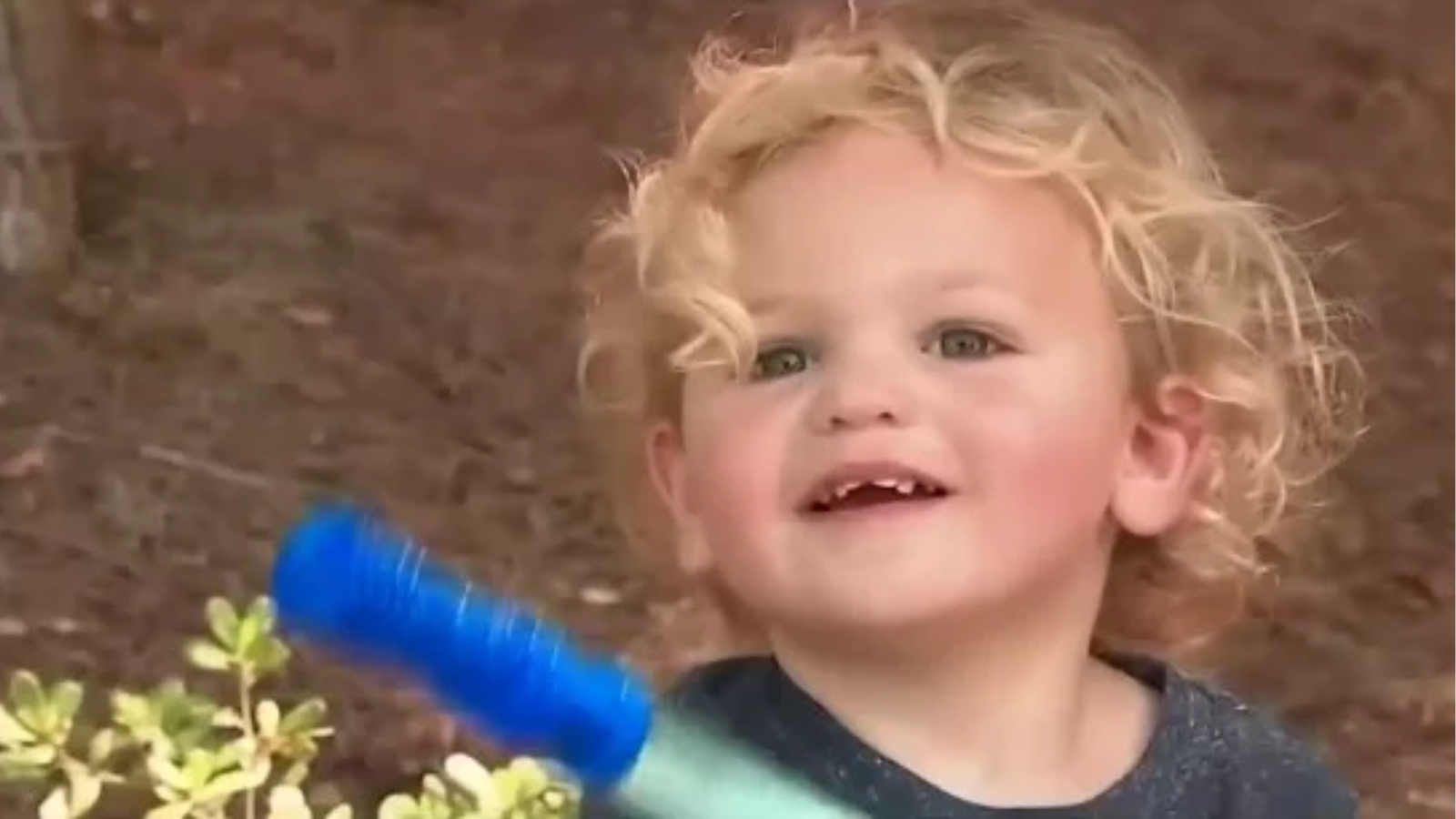 Dječak se igrao s balončićima kada je otkrio nečije noge
