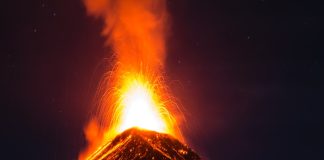 Zbog snažne erupcije vulkana evakuirano više od 1700 ljudi Potresi pogodili vulkan kod Napulja