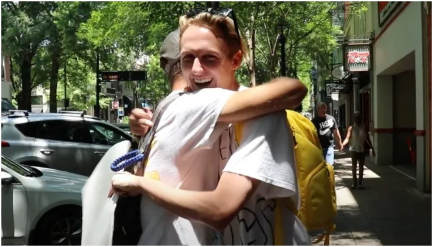Mladić je 24 sata davao zagrljaje strancima na ulici