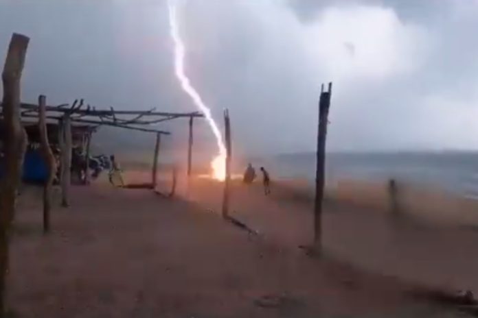 Munja udarila dvoje ljudi u Meksiku na plaži
