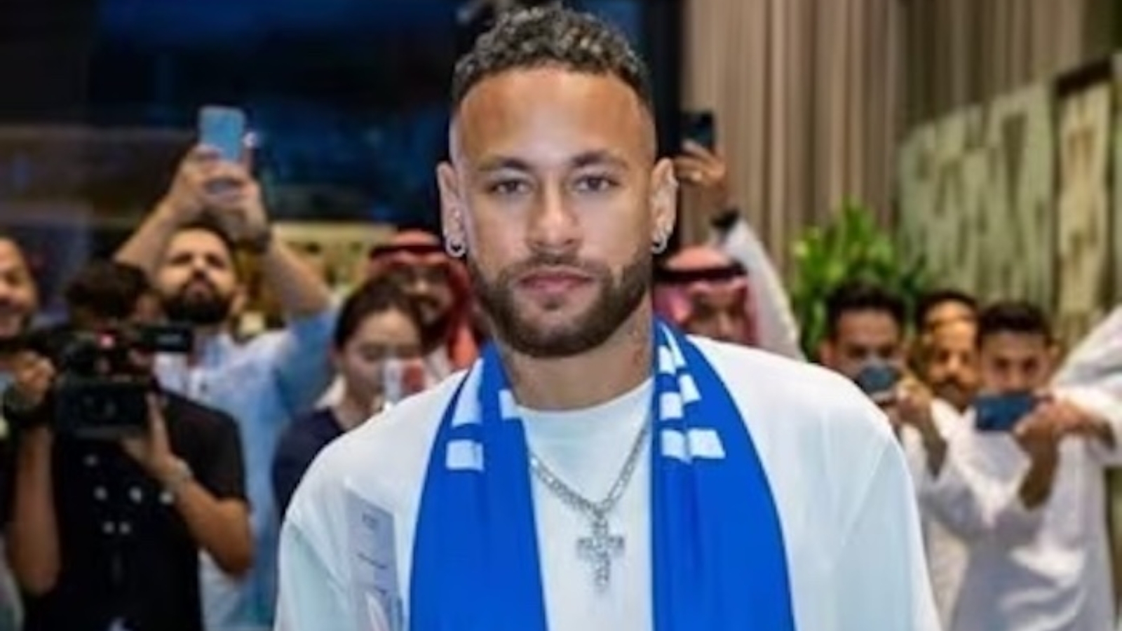 Neymar s križem oko vrata