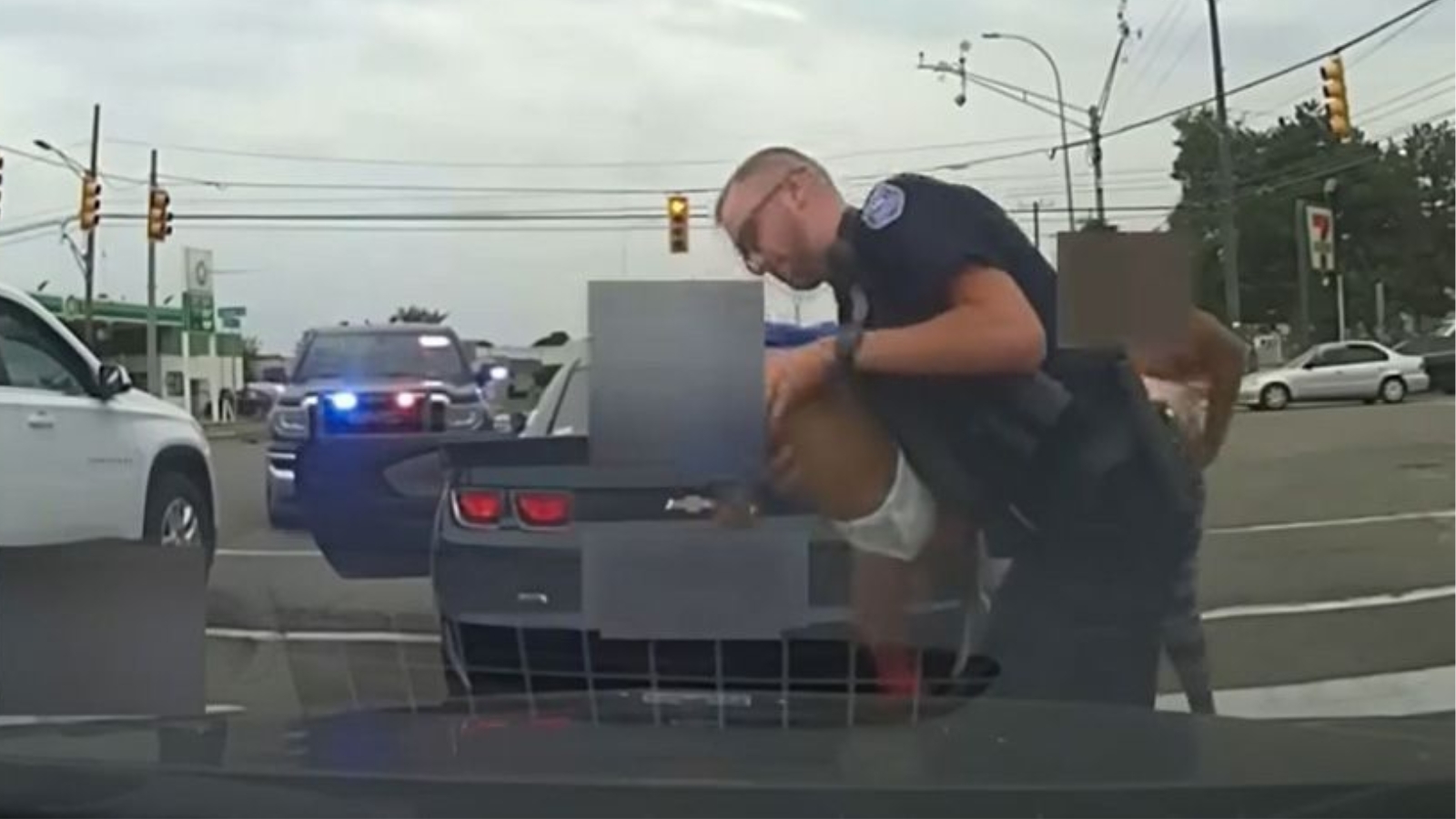 Policajac je u autu ugledao bebu koja umire