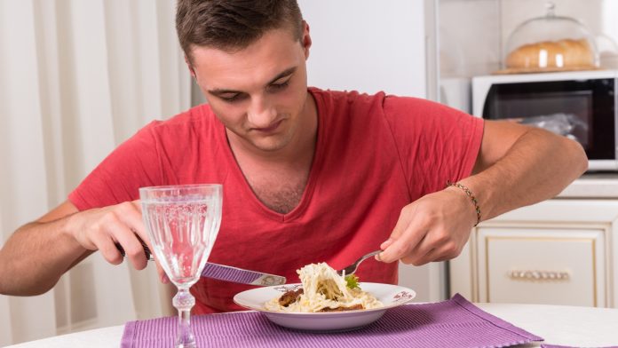 Student (20) pojeo tjesteninu staru pet dana