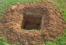Radnik na groblju primijetio da žena koju su trebali sahraniti još diše