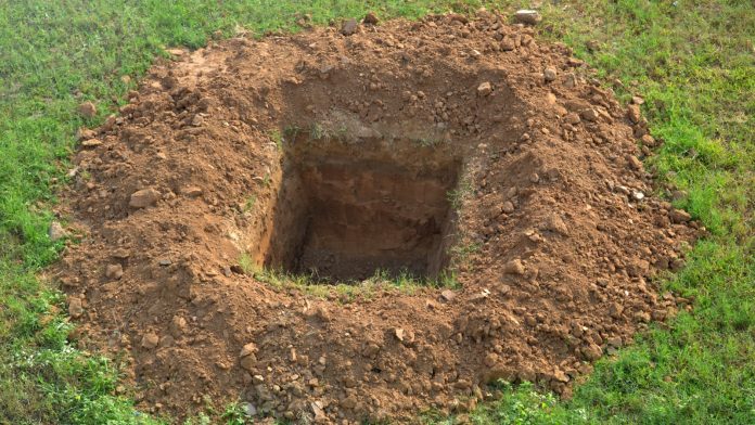 Radnik na groblju primijetio da žena koju su trebali sahraniti još diše
