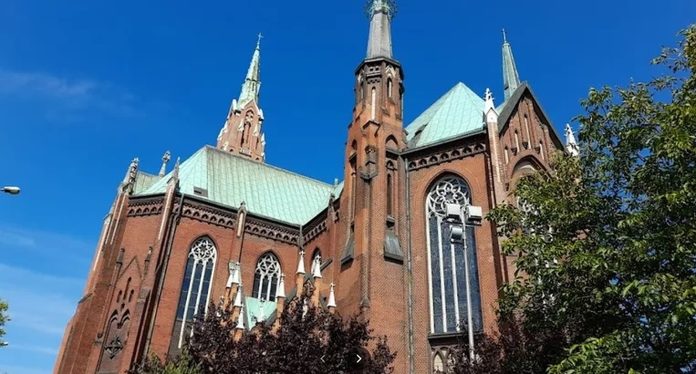Skandal u Poljskoj: Svećenici organizirali razvratno druženje s muškom prostitutkom
