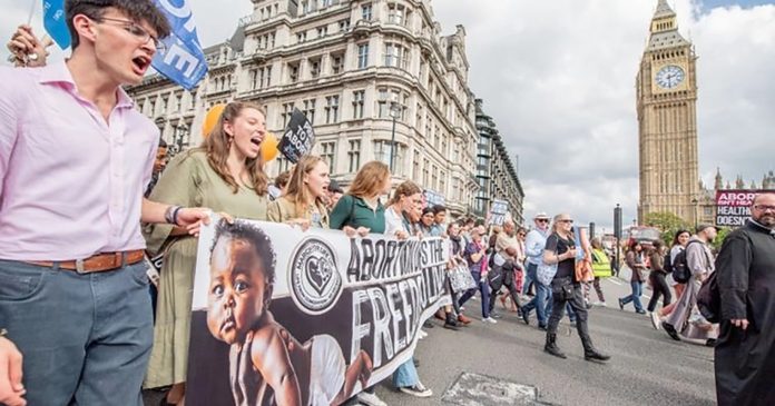 Više od 7000 ljudi pridružilo se Maršu za život u Londonu