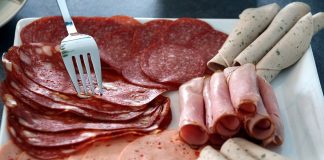 S tržišta se povlače salame s mesom od divlje svinje i mesom jelena zbog prisutnosti bakterija koje mogu uzrokovati upalu mozga.
