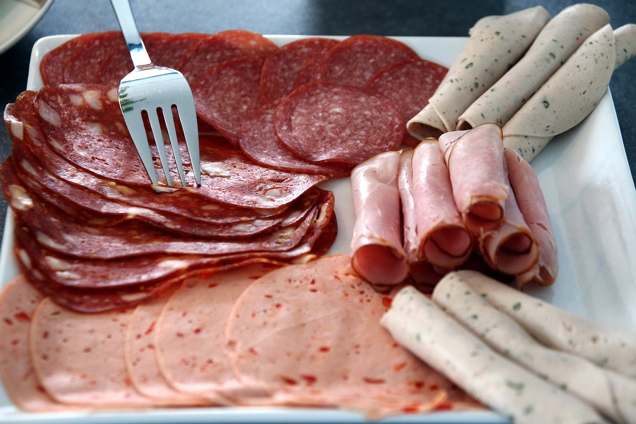 S tržišta se povlače salame s mesom od divlje svinje i mesom jelena zbog prisutnosti bakterija koje mogu uzrokovati upalu mozga.
