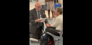Prava ljubav ne poznaje godine: Srednjoškolsku ljubav zaprosio nakon 60 godina u zračnoj luci