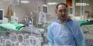 Liječnik u bolnici u Gazi s bebama