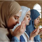 Muslimanke u molitvi s hidžabom