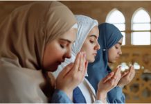 Muslimanke u molitvi s hidžabom
