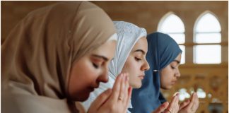 Muslimanke u molitvi s hidžabom