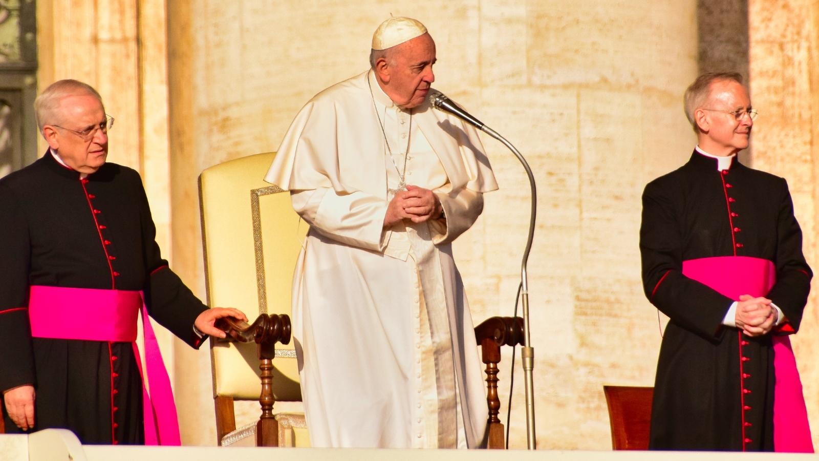 Papa Franjo drži govor